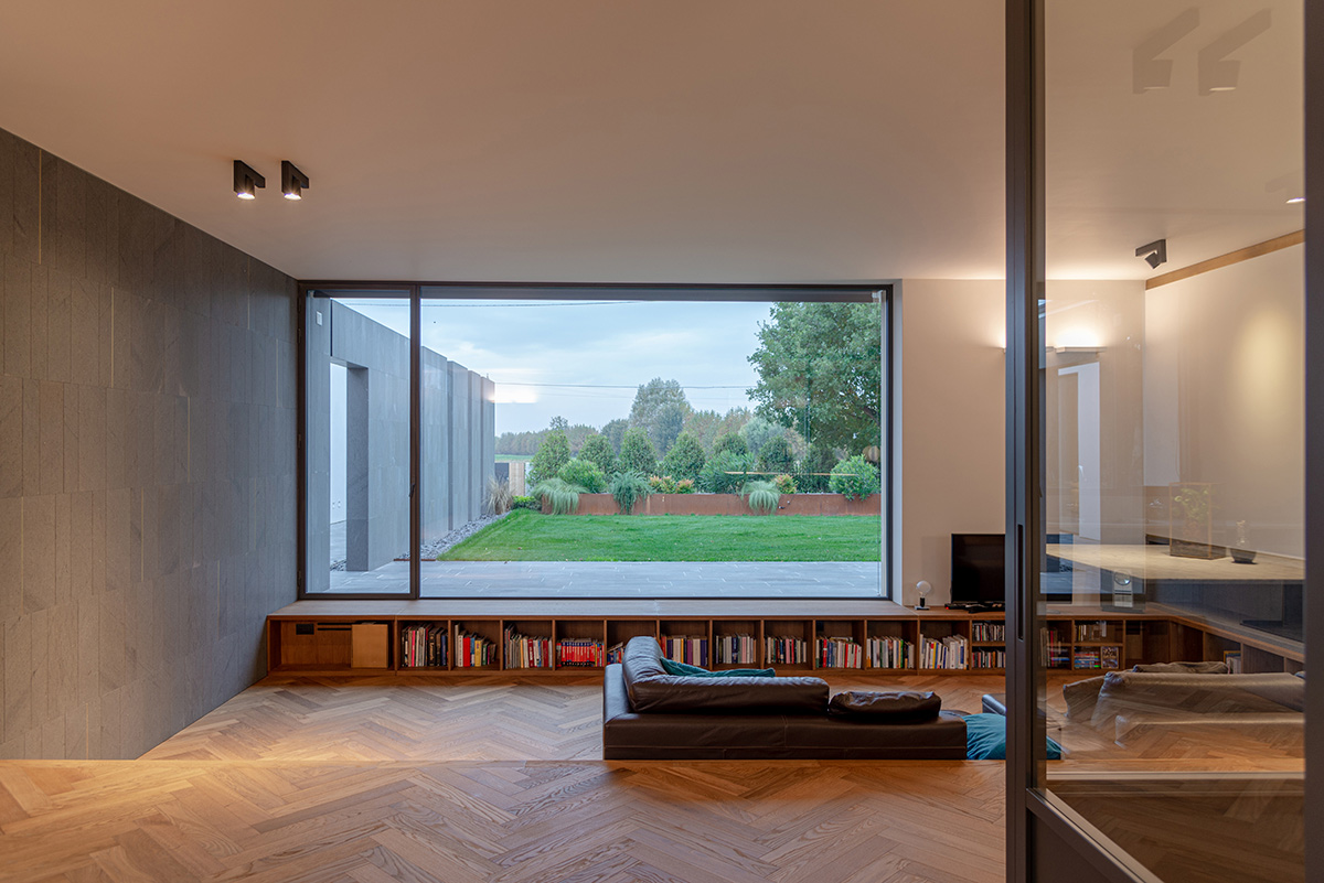 Thermal modification process in controlled atmosphere